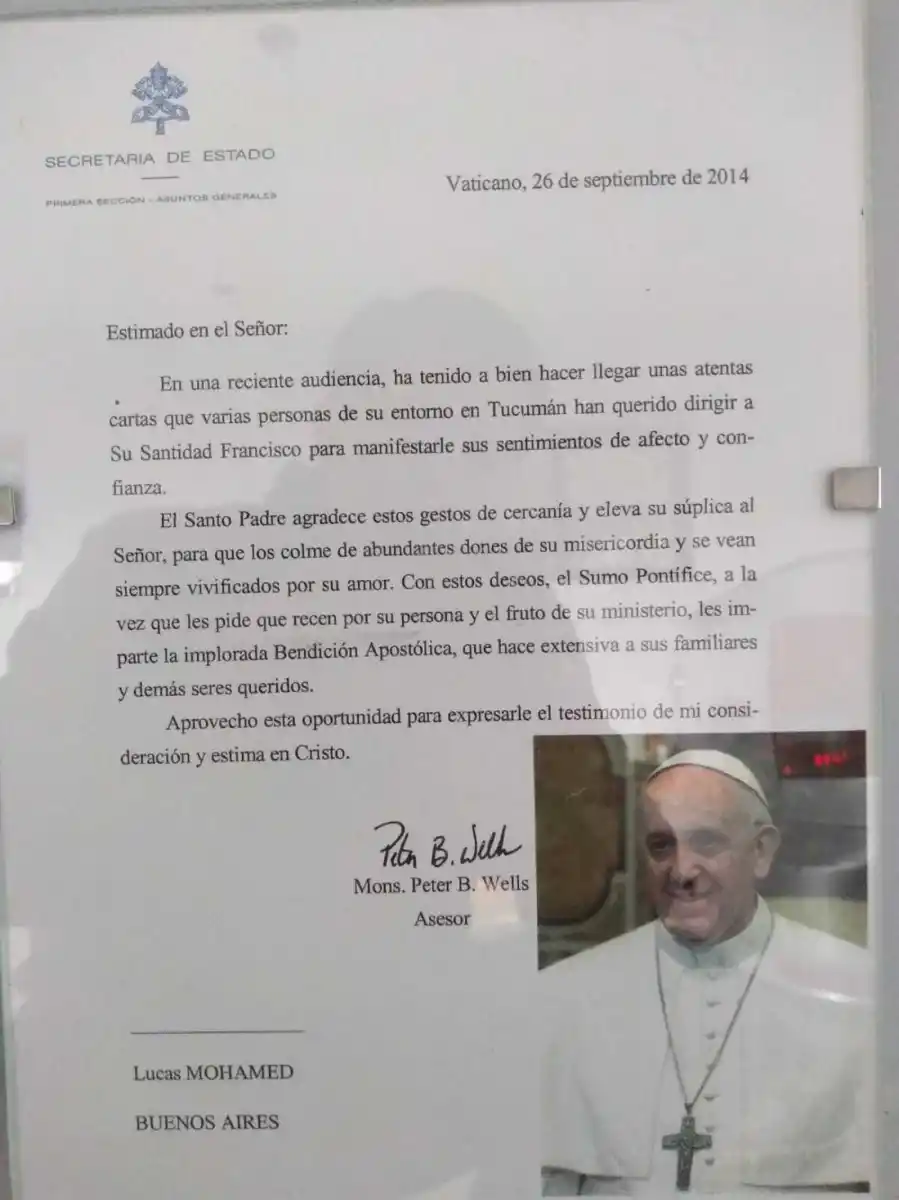 Un papa listo para la Fórmula 1: la historia de dos pilotos tucumanos que conocieron a Francisco y le regalaron un buzo antiflama
