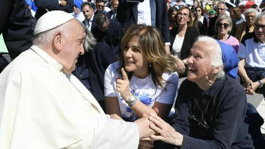 Geneviève Jeanningros, la monja que rompió el protocolo y lloró frente al ataúd del papa Francisco