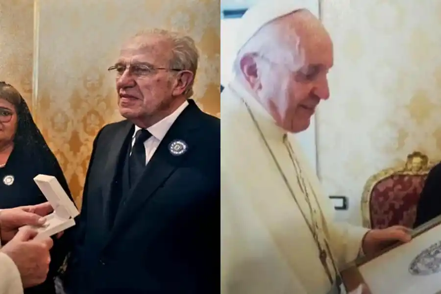 HOMENAJE DE LA UNT. El Papa Francisco recibió en 2016 el título de doctor honoris causa por parte de la Universidad Nacional de Tucumán, en reconocimiento a su compromiso con la justicia social y la educación. En las fotos, Francisco aparece con los entonces rectora Alicia Bardón y vicerrector José García.