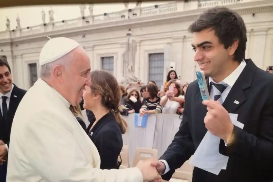 Un papa listo para la Fórmula 1: la historia de dos pilotos tucumanos que conocieron a Francisco y le regalaron un buzo antiflama