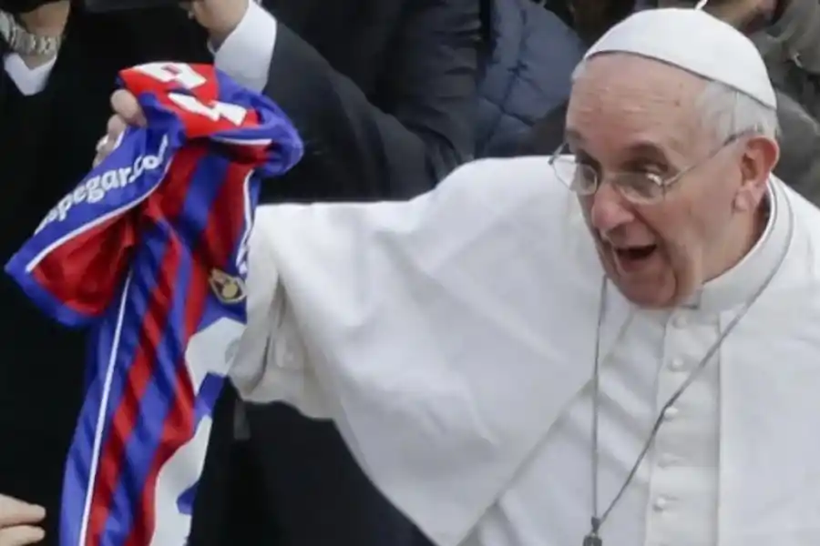 Las tres anécdotas más humanas del papa Francisco: fútbol, mates y humildad