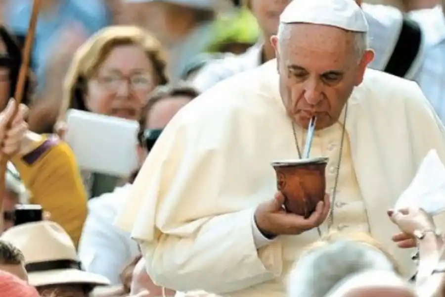 Las tres anécdotas más humanas del papa Francisco: fútbol, mates y humildad