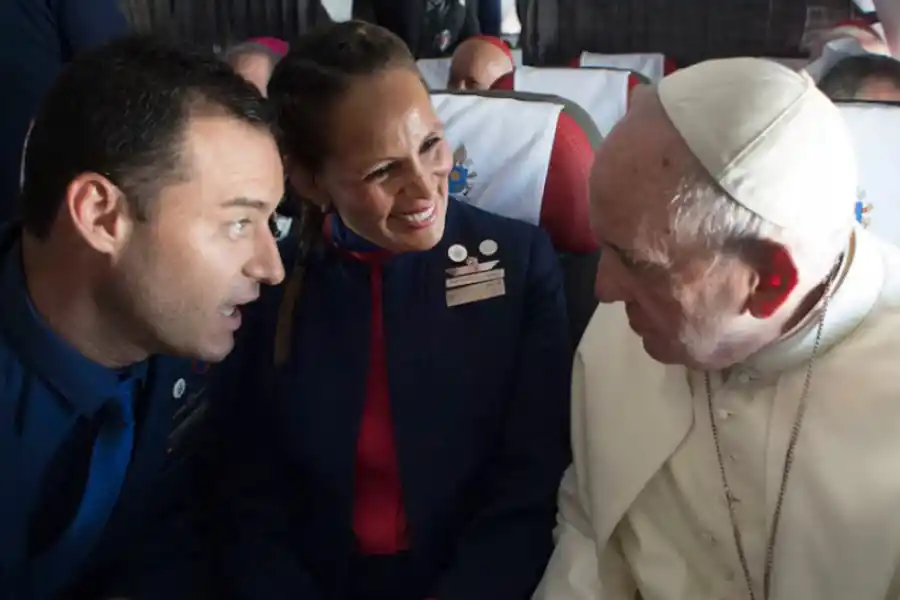 “Yo los caso aquí y ahora”: la emotiva boda que Francisco celebró a 10.000 metros de altura