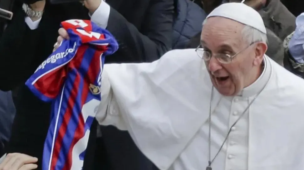 Las tres anécdotas más humanas del papa Francisco: fútbol, mates y humildad