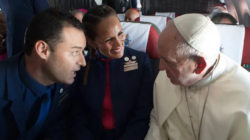 “Yo los caso aquí y ahora”: la emotiva boda que Francisco celebró a 10.000 metros de altura