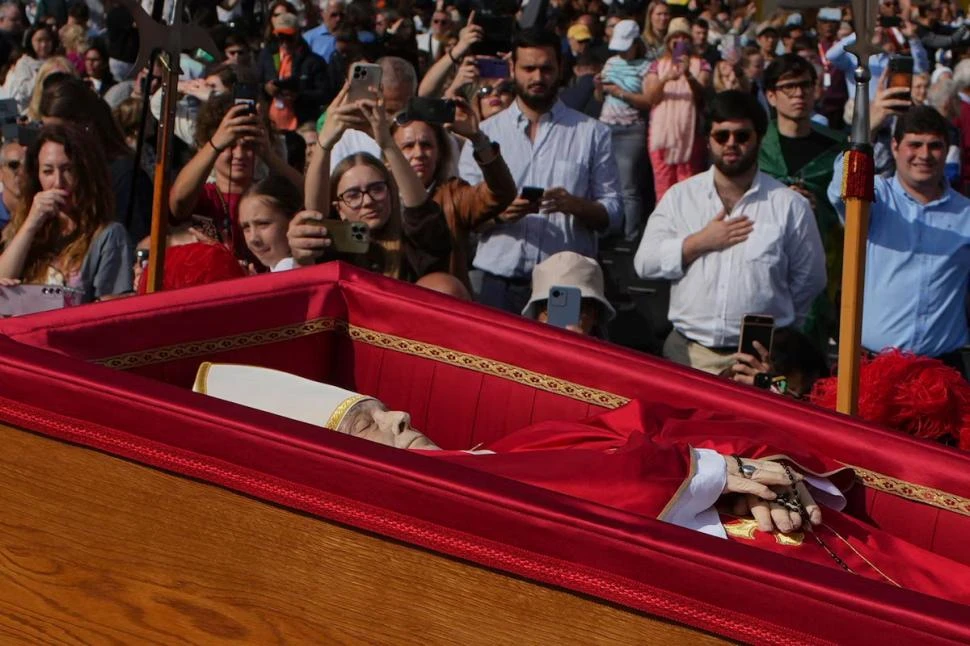 A CAJÓN ABIERTO. El Papa descansa en un ataúd de madera y zinc.