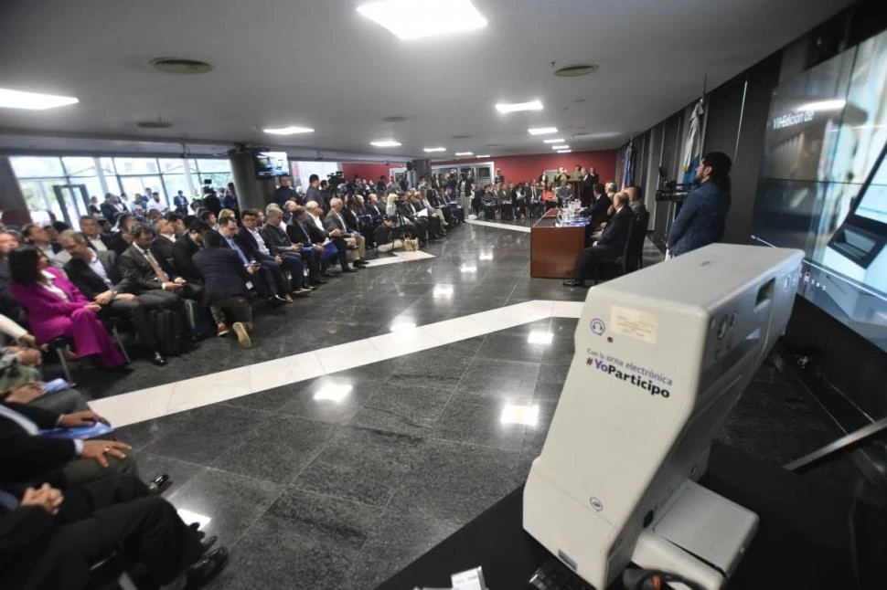 EXPOSICIONES. Decenas de legisladores, autoridades partidarias y apoderados participaron de los paneles sobre el uso de la tecnología para votar. 