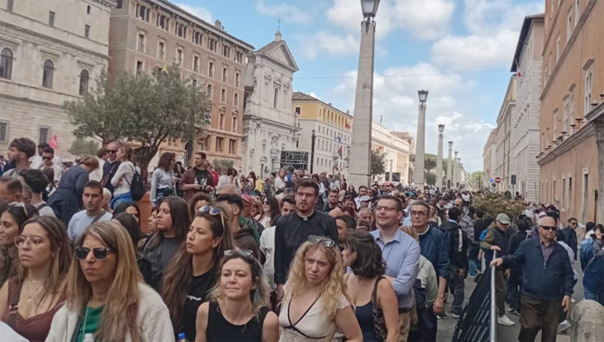 FERVOR Y DESCONTROL. La cantidad de gente pone en riesgo a la organización del funeral del papa Francisco.
