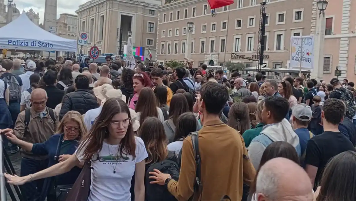Último adiós al papa Francisco: una siesta al borde del colapso en la plaza San Pedro