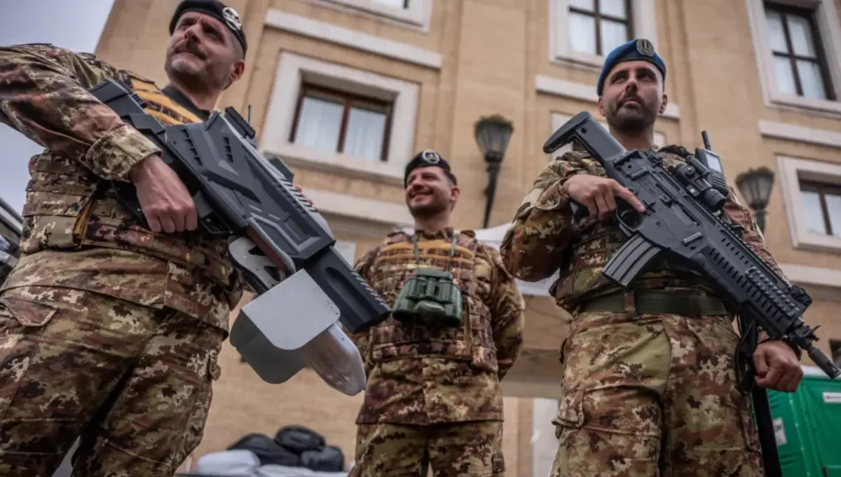 Qué es el rifle antidrones y por qué es clave en la seguridad del funeral del Papa Francisco