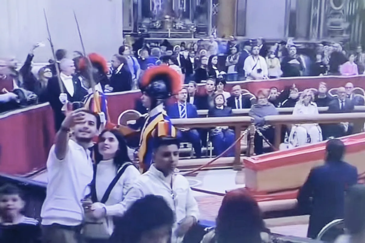 Por qué llegamos a tomar una “selfie” al lado del cuerpo del papa Francisco