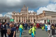 El peregrinar de fieles no se detiene en el tercer día del funeral del papa Francisco