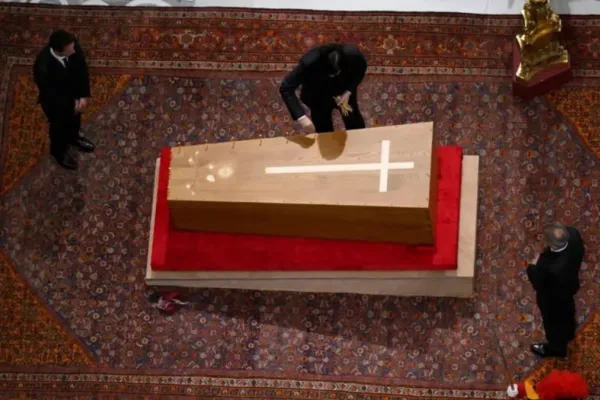 El Vaticano selló el féretro del Papa y este sábado será despedido en un histórico funeral de Estado