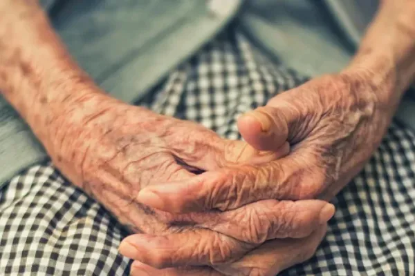 Tu cuerpo envejece más rápido a los 40 y 60: cuatro hábitos para frenarlo