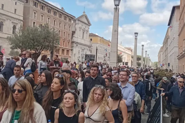 Último adiós al papa Francisco: una siesta al borde del colapso en la plaza San Pedro