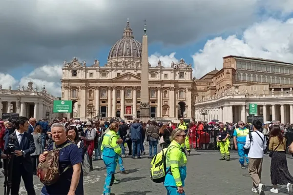 El peregrinar de fieles no se detiene en el tercer día del funeral del papa Francisco