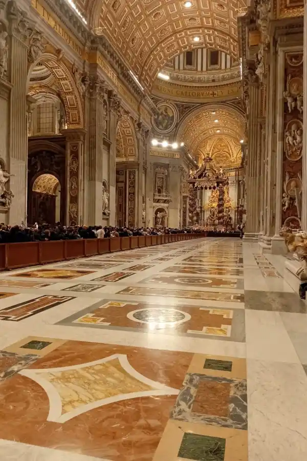 LA BASÍLICA DE SAN PEDRO. La multitud avanza rápida para ver a Francisco en apenas tres o cuatro segundos.