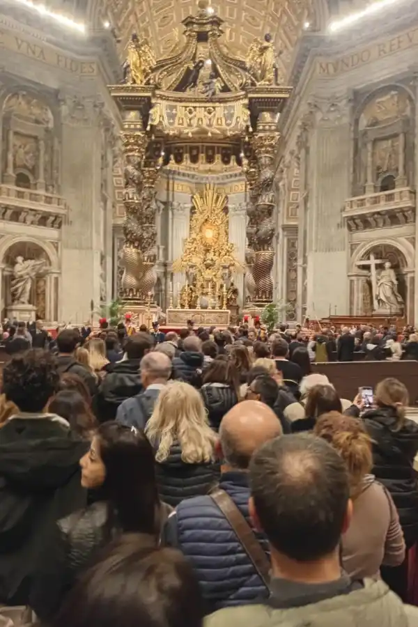DESBORDADA. En la Basílica de San Pedro resultó imposible respetar el horario para que la gente despida al Papa.