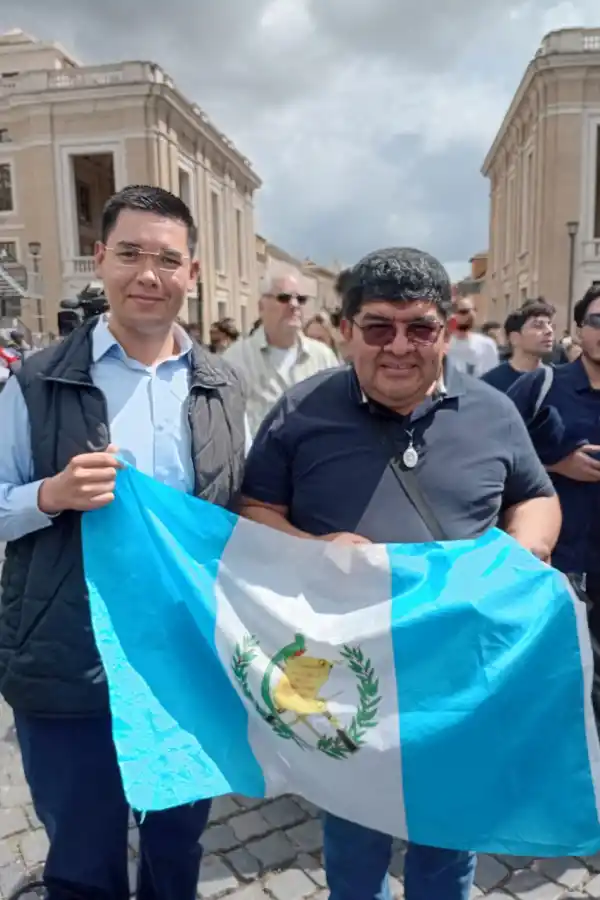 Harry y el padre Gabriel (Guatemala)
