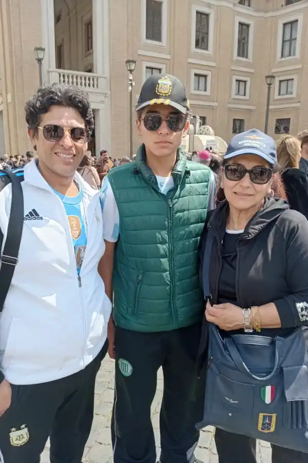 Oscar Flores, Diego Armando Flores y Giusepina.