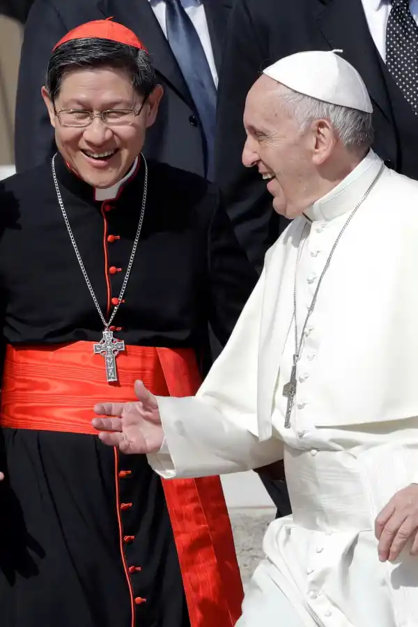 El papa Francisco saluda al cardenal Luis Antonio Tagle, arzobispo de Manila, durante un acto en el Vaticano en 2017. (Foto: AP/Andrew Medichini).