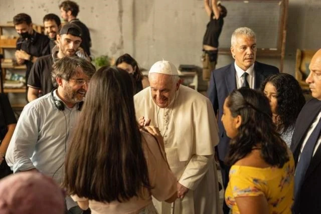 EN RODAJE. El director, Jordi Évole, los jóvenes, Milagros y Francisco entre risas, mientras bendice el rosario.