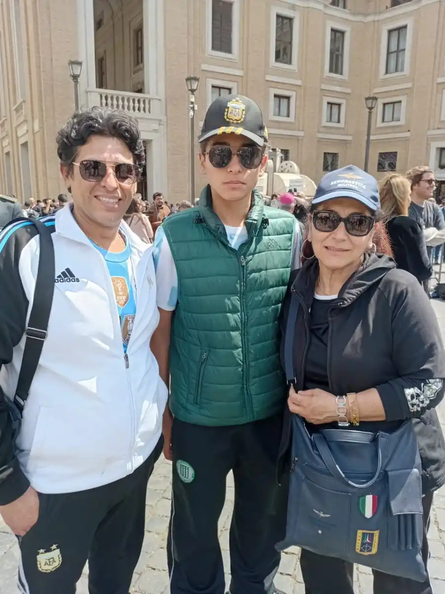 Oscar Flores, Diego Armando Flores y Giusepina.