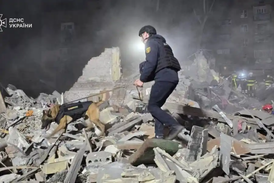 EN RUINAS. Los socorristas buscan sobrevivientes entre los escombros.