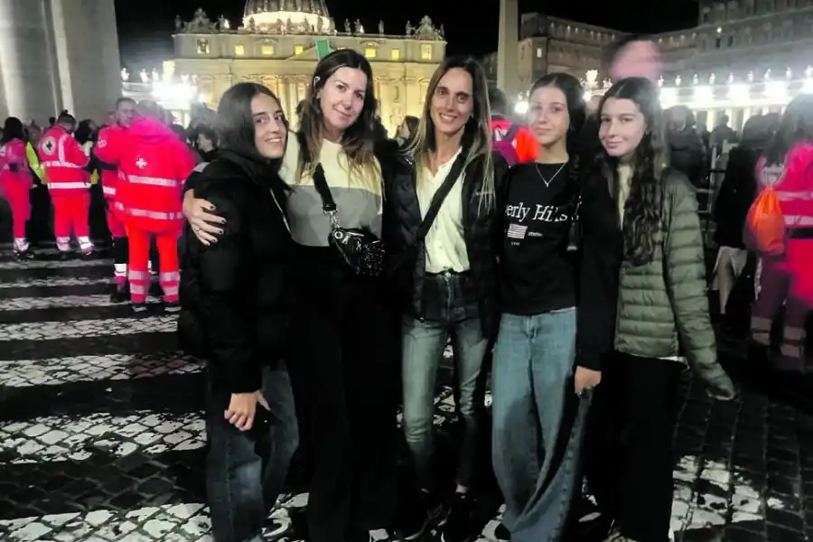 CASUALIDAD. Josefina, Juliana, Felicitas, Catalina y Francisca estaban en Italia.