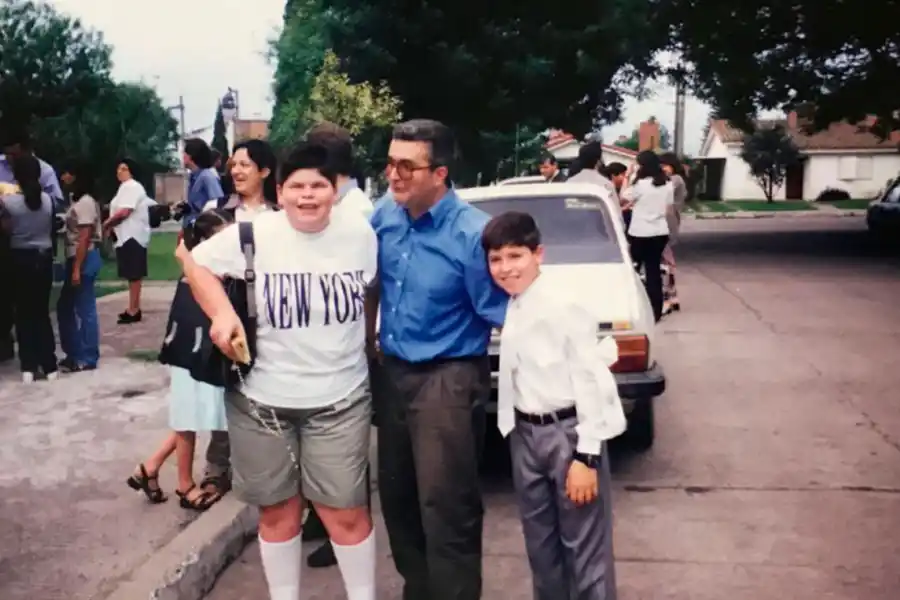 JUNTO A SU TÍO. Doña es sobrino del arzobispo Carlos Sánchez.