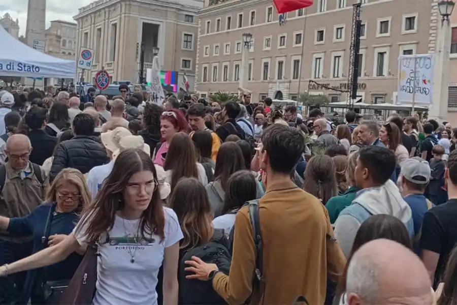 Último adiós al papa Francisco: una siesta al borde del colapso en la plaza San Pedro