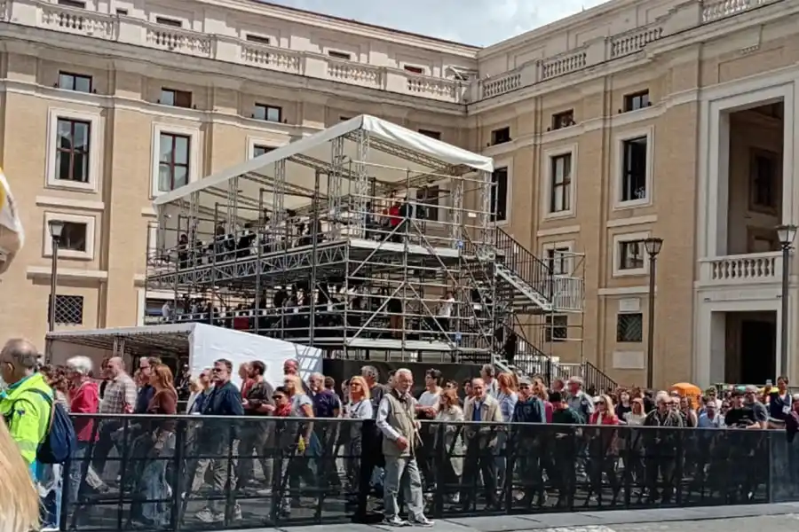 ORGANIZACIÓN. Debido a la gran afluencia de público se montaron diferentes estructuras en la Plaza de San Pedro, incluso pantallas gigantes.