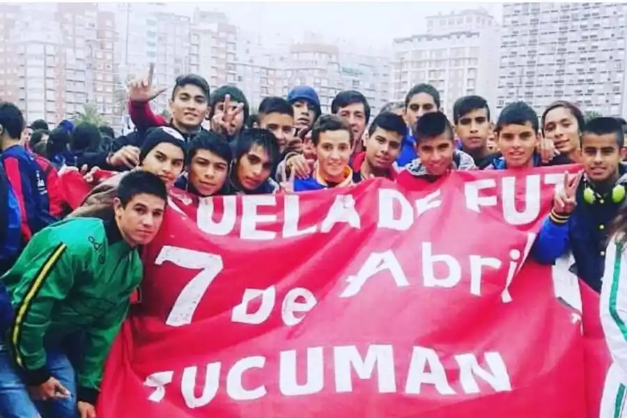 SUS INICIOS. Mauro Verón viajó a Mar del Plata con la escuela de fútbol 7 de Abril.