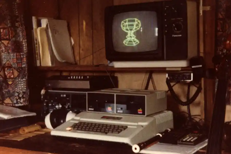 TECNOLOGÍA PIONERA. Desde una cabaña sin electricidad, Paul Lutus desarrolló Apple Writer, uno de los primeros procesadores de texto para el Apple II, que revolucionó la forma de escribir en computadora a fines de los años 70.