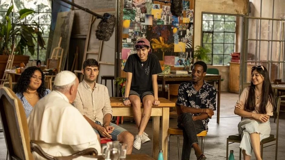 CON LOS JÓVENES. En un viejo estudio de grabación en el barrio Pigneto.