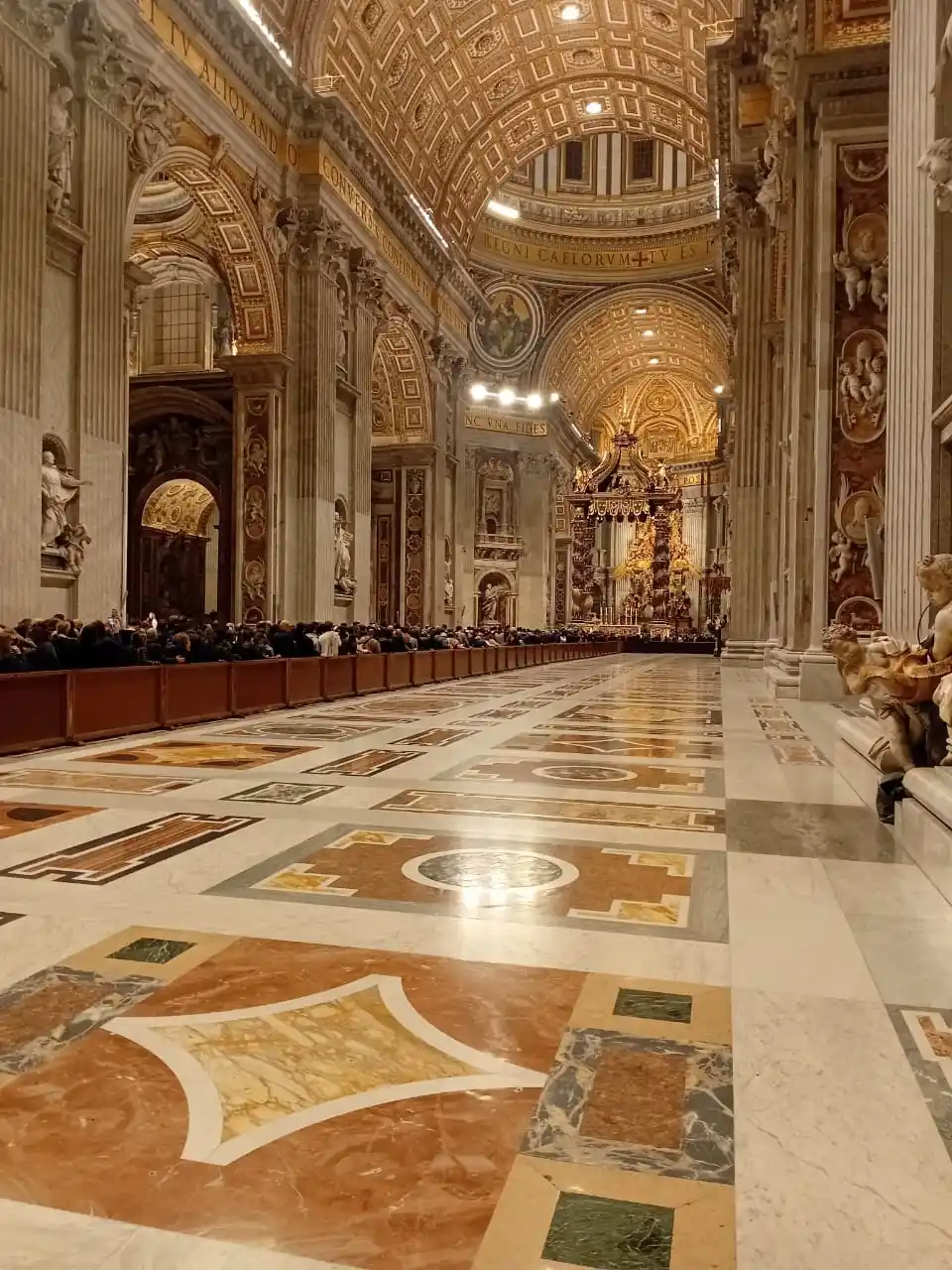 LA BASÍLICA DE SAN PEDRO. La multitud avanza rápida para ver a Francisco en apenas tres o cuatro segundos.