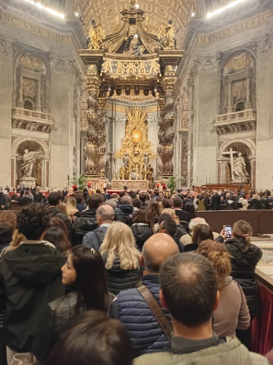 DESBORDADA. En la Basílica de San Pedro resultó imposible respetar el horario para que la gente despida al Papa.