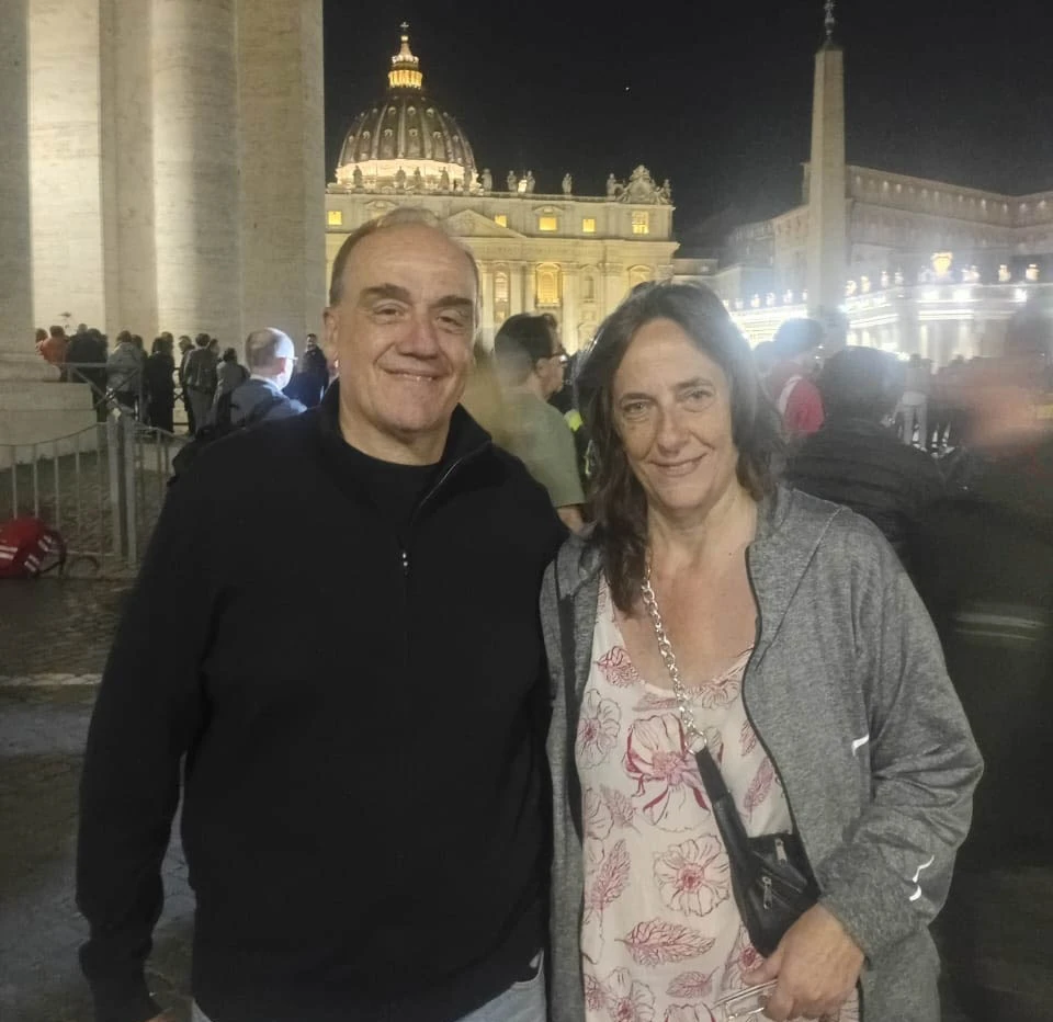 Él es agnóstico, ella es judía y juntos ingresaron a despedir a Francisco