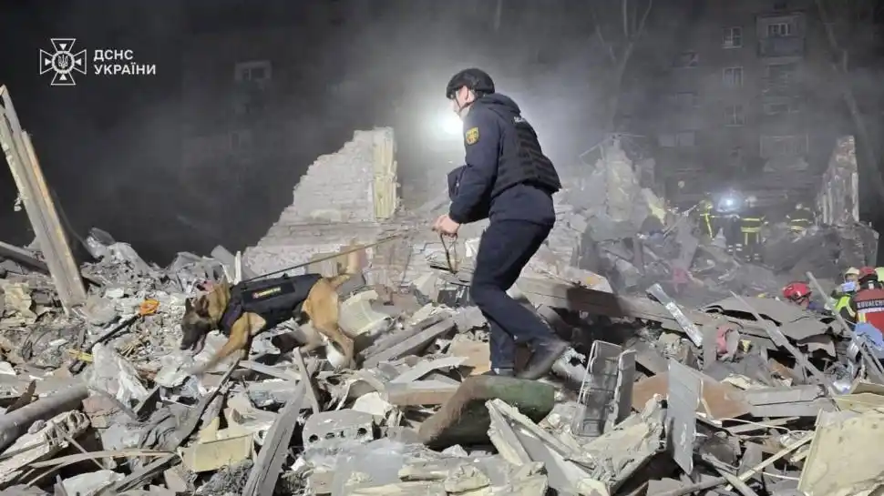 EN RUINAS. Los socorristas buscan sobrevivientes entre los escombros.