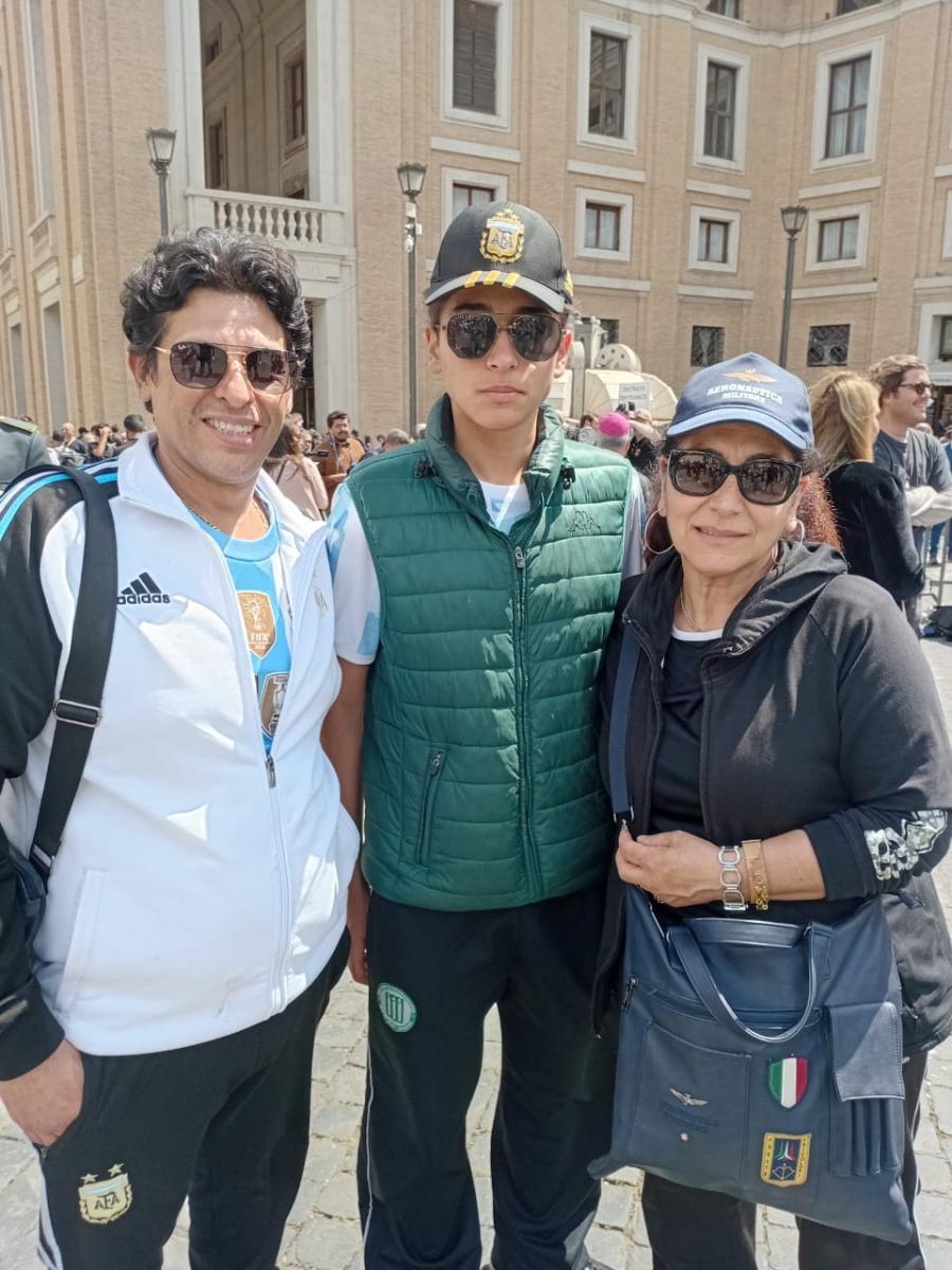 Oscar Flores, Diego Armando Flores y Giusepina.