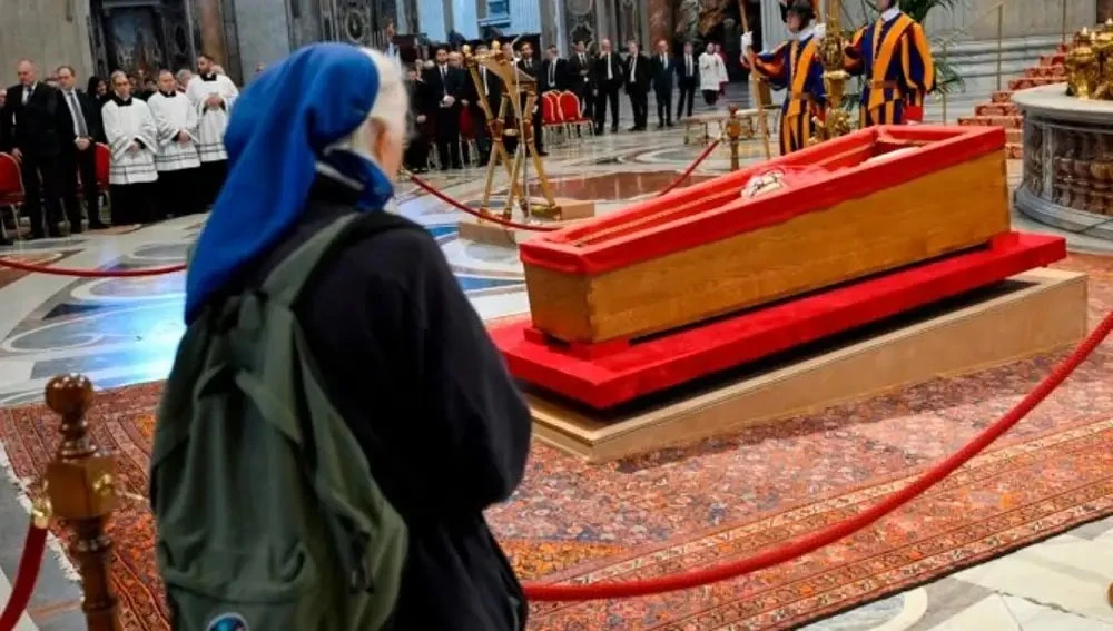 CONTEMPLACIÓN Y DUELO. Sor Geneviève Jeanningros, la monja que rompió el protocolo, llora frente al ataúd del papa Francisco durante el funeral. La historia detrás de esa amistad es dura y tiene varios capítulos.