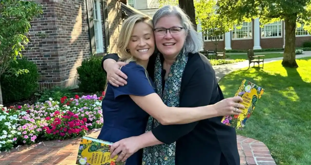 La recomendación número 100 del club de Reese en septiembre del 2024 fue “The Comfort of Crows” de Margaret Renkl, quien fue profesora de inglés de la actriz en el secundario.