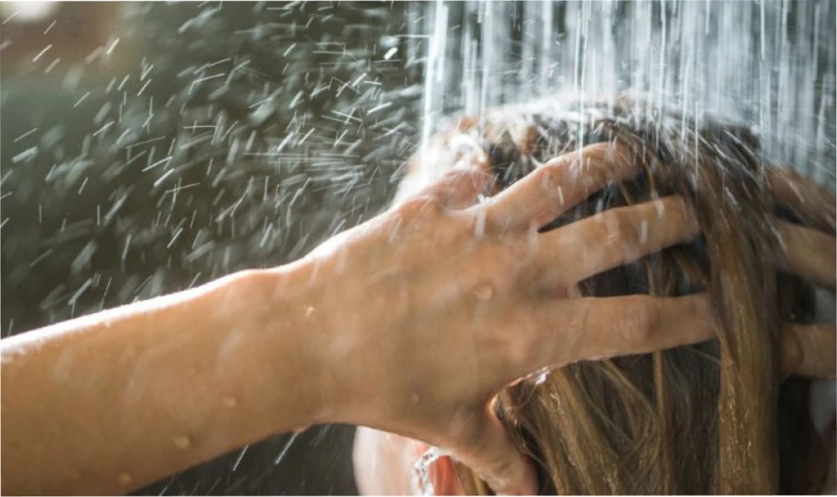Los riesgos de lavarse el pelo por las noches.