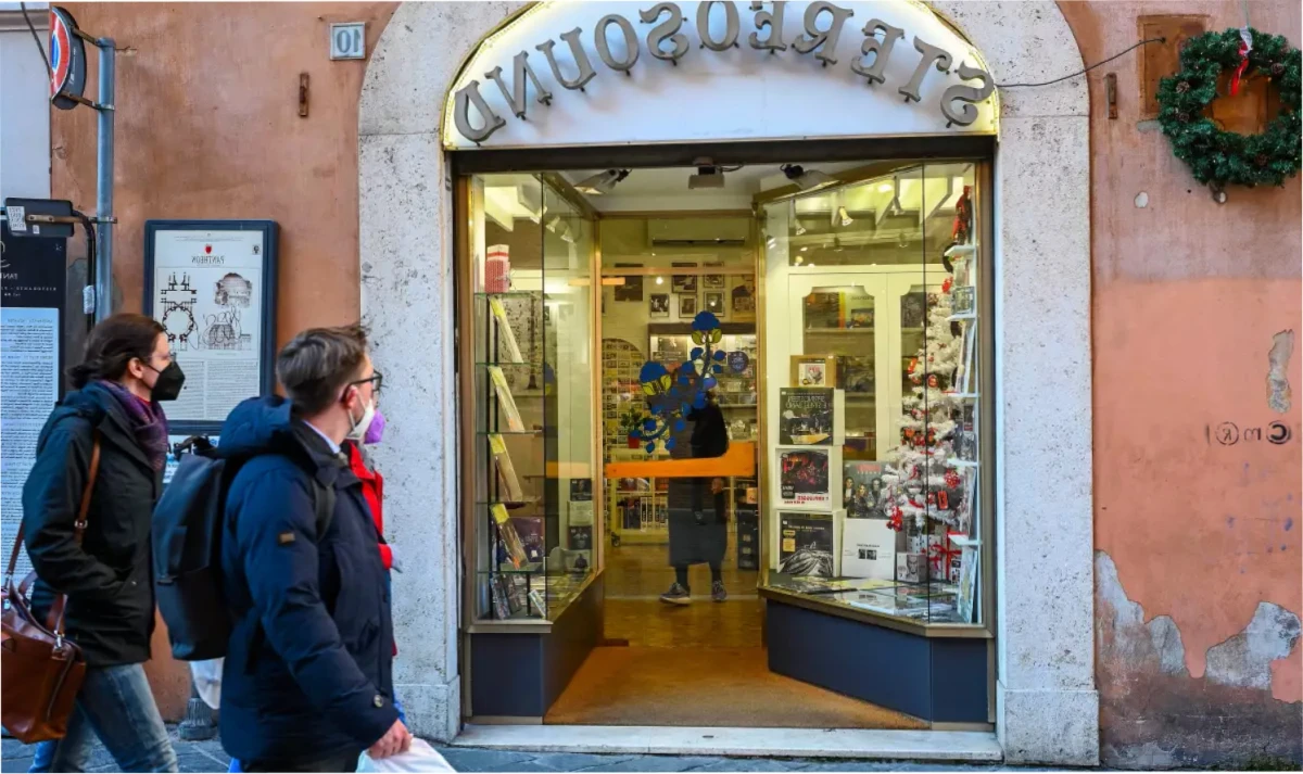 Stereosound,  la tienda de discos de Roma que frecuentaba el difunto papa Francisco antes de su papado. El pontífice visitó la tienda en 2022 para bendecirla tras una renovación.