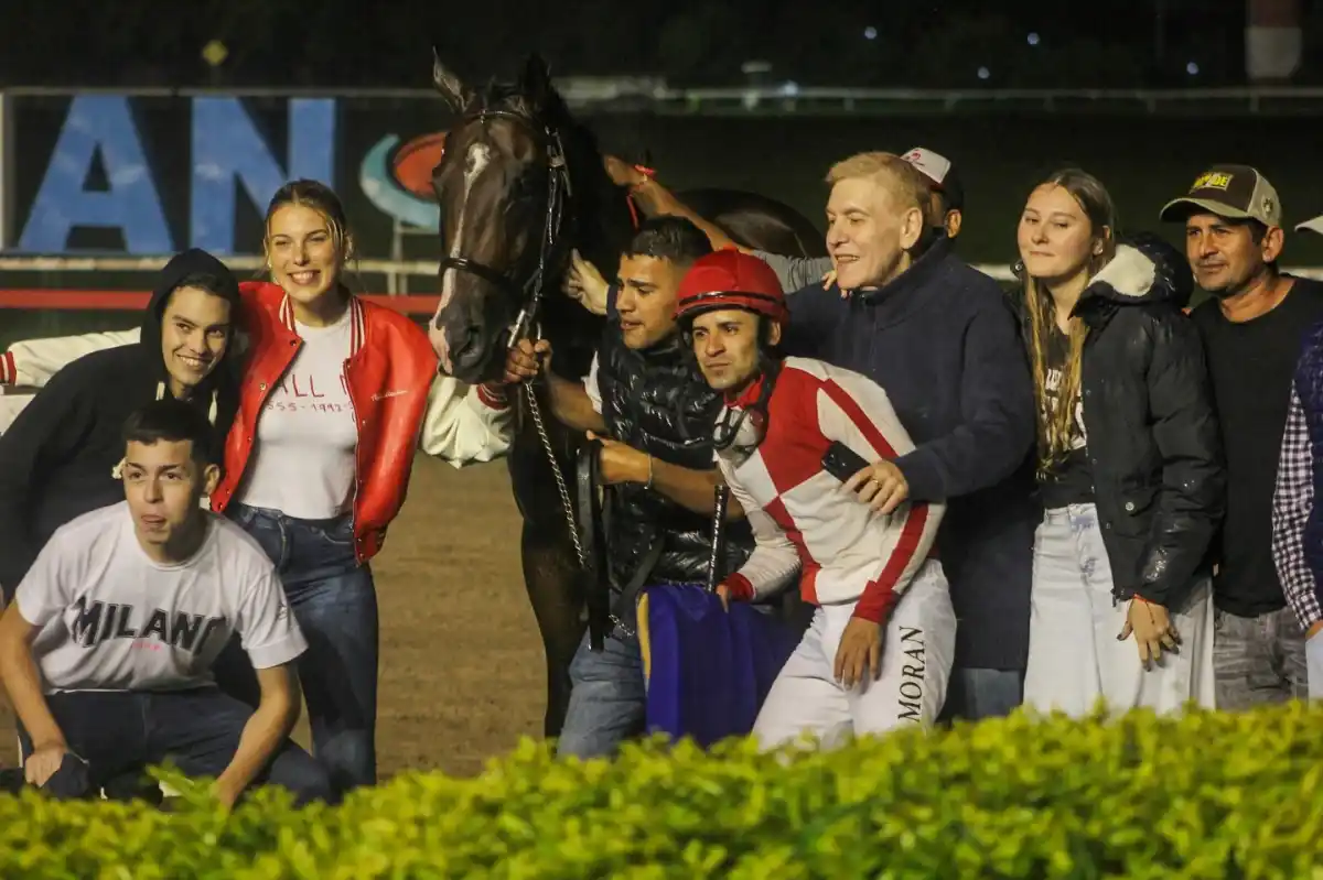 FESTEJO. La propietaria Camila García (a la izquierda) disfrutó en el podio la gran victoria de su pupilo en el cotejo de 1.600 metros.