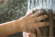Cuáles son las consecuencias de lavarse el pelo por las noches, según expertos
