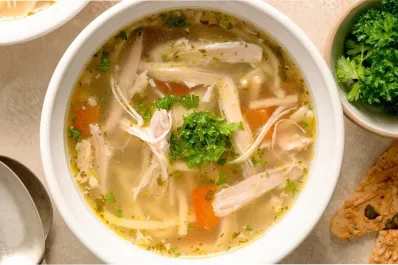 Estos son los múltiples riesgos de usar caldos en tus comidas, según una nutricionista