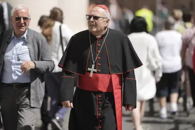 ¿Quién es Giovanni Battista Re, el cardenal que dirige la misa funeral del papa Francisco?