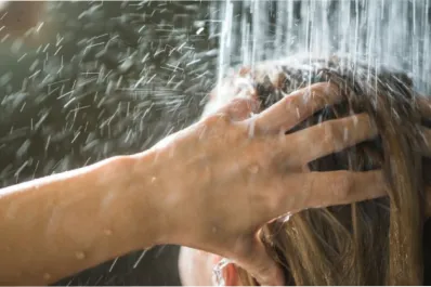 Cuáles son las consecuencias de lavarse el pelo por las noches, según expertos