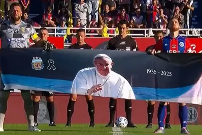 San Lorenzo entre el homenaje al Papa Francisco y el fuerte repudio a Moretti por el escándalo de la coima